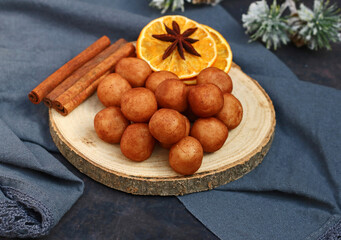 Traditionelle Weihnachtssüßigkeit Marzipankartoffeln.