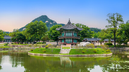 Sunset at the Hyangwonjeong Pavilion in the center of the pond in the Gyeongbokgung palace - obrazy, fototapety, plakaty