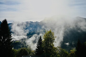 Wunderschöner Sonnenuntergang mit Bergen im Allgäu 