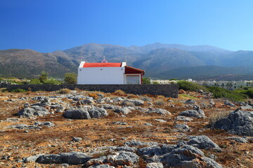 Small church between Sissi and Malia with mountains in the background, Crete, Greece, Europe. - obrazy, fototapety, plakaty