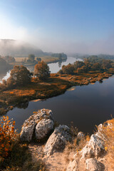 Jesienny krajobraz, poranek i mgła nad rzeka, Kraków, Polska