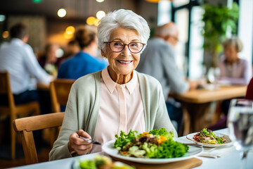 Femme retraité mangeant une salade dans la salle de restaurant de la maison de retraite - obrazy, fototapety, plakaty