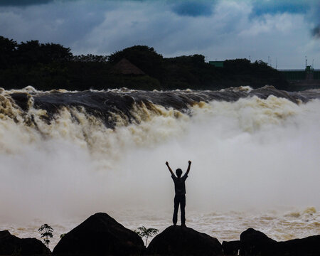 homem na cachoeira do llovizna, em Puerto Ordaz, Venezuela