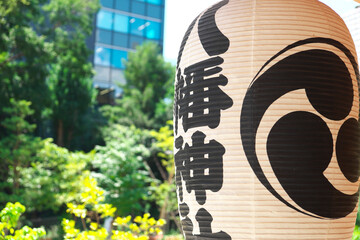 西久保八幡神社の提灯と、背景の麻布台ヒルズビル群　（東京都港区）