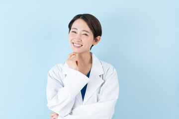 考える女性の医者・ブルーバック