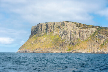 Fototapeta na wymiar cliffs in Tasmania