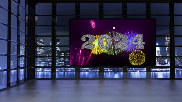 Año Nuevo. Interior de edificio mostrando pantalla gigante con fuegos artificiales y 2024 latiendo. A través de las ventanas se ve la ciudad iluminada por la noche con reflectores que se mueven. 