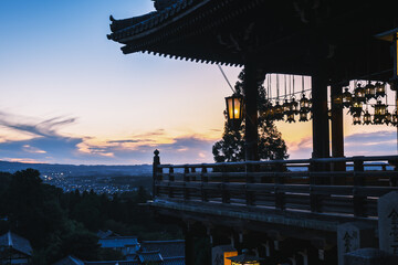 A nostalgic temple illuminated by the beautiful light of dusk【Nigatsu-do】