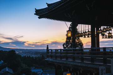 A nostalgic temple illuminated by the beautiful light of dusk【Nigatsu-do】