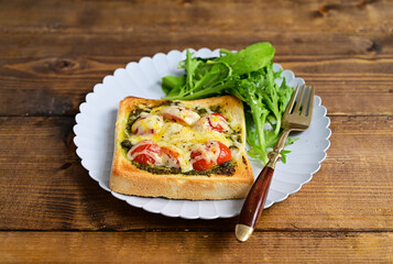 ペストジェノベーゼとトマト、チーズのトースト