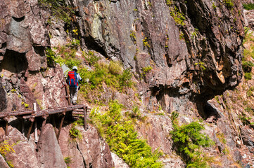 黒部渓谷、絶景に囲まれながら危険な歩道、下ノ廊下を歩く