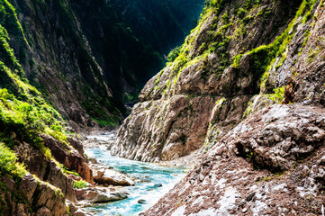 黒部渓谷、下ノ廊下を歩く、山間をエメラルドグリーンの川が流れる