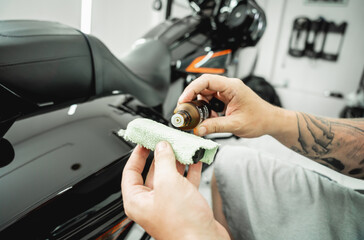 The process of nano coating motorcycle applying soft fiber sponge