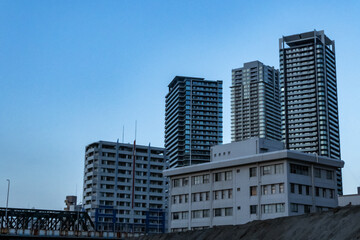 日暮れの大阪駅周辺の風景
