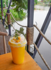  Mango smoothie tastes delicious and is refreshing and refreshing to eat.                              