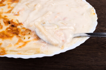 スプーンを刺したマカロニグラタンのアップ