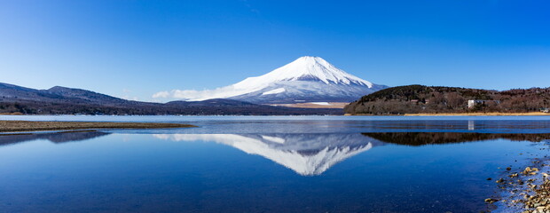 冬の山中湖と逆さ富士　山梨県南都留郡山中湖村にて