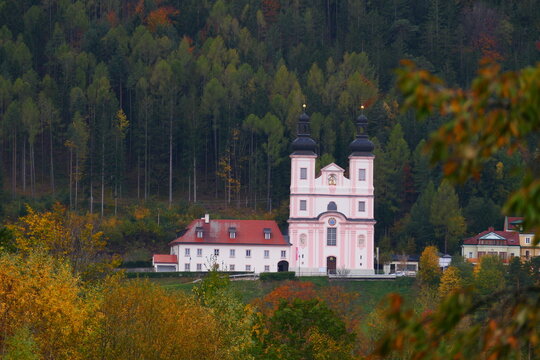Kloster und Wallfahrtskirche Maria Schutz im herbstlichen Semmering Gebiet 