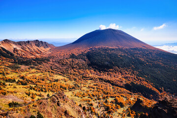 紅葉の活火山の浅間山