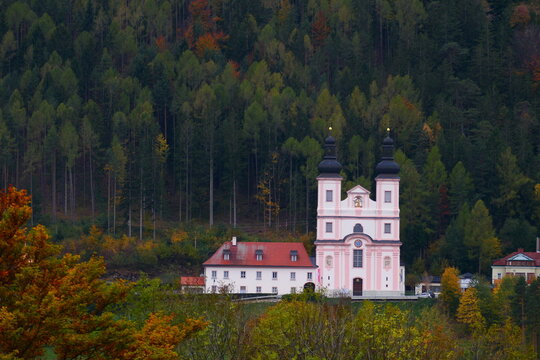 Wallfahrtskirche Maria Schutz in herbstlicher Natur
