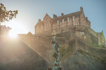 Obraz premium Edinburgh, scotland, uk a Majestic Sculpture in the Presence of an Enchanting Fortress scottish architecture travel