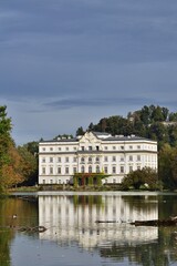 Fototapeta na wymiar Schloss Leopoldskron Nähe Salzburg im Herbst, vertikal