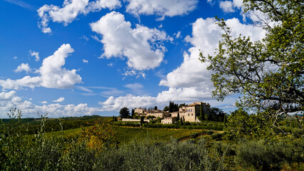 Obraz premium Il borgo medievale di Lucignano sul percorso dell'Eroica . Panorama autunnale. Chianti, Toscana. Italia
