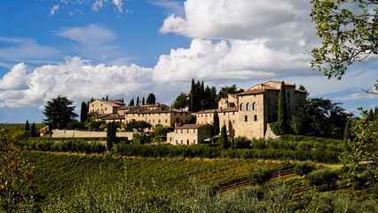 Fototapeta na wymiar Il borgo medievale di Lucignano sul percorso dell'Eroica . Panorama autunnale. Chianti, Toscana. Italia