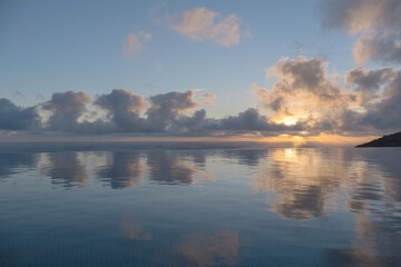 Sonnenuntergang spiegelt sich in einem Infinity Pool, Madeira