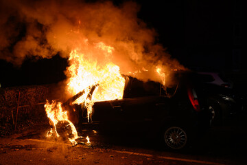 Brennendes Auto bei Nacht - obrazy, fototapety, plakaty