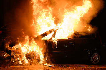 Brennendes Auto bei Nacht - obrazy, fototapety, plakaty