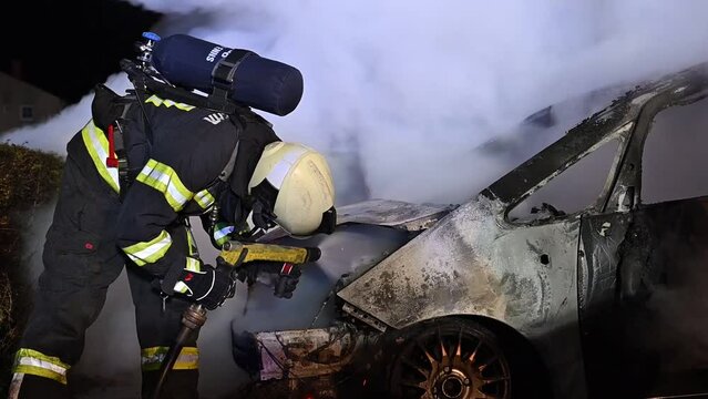 Brennendes Auto bei Nacht