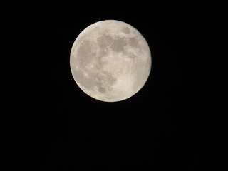 暗闇に浮かぶ満月