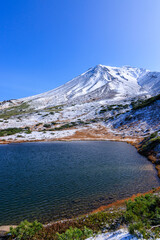 10月初旬の雪をかぶった美しい旭岳と池