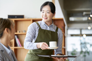 カフェで働くアジア人女性店員