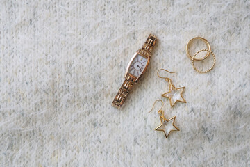 ゴールドの腕時計とジュエリー｜beautiful golden jewellery and watch