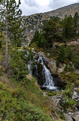 Fototapeta na wymiar Waterfall of the pyrenees