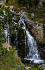 Fototapeta na wymiar Waterfall of the pyrenees
