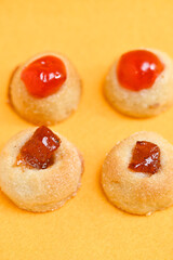 Fotos sobre Halloween, calabazas y unos dulces típicos en Catalunya en otoño y las fiestas del uno de noviembre, conocidos como 