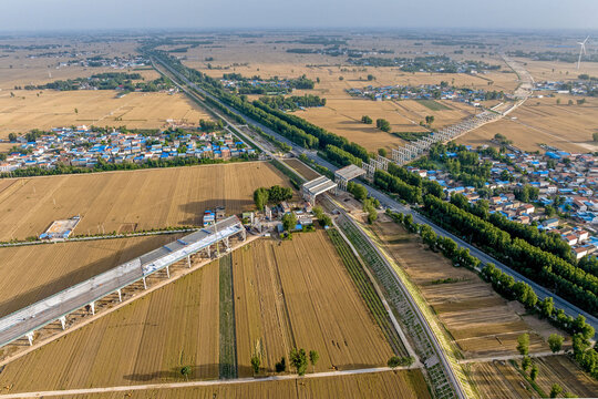 Ann's high-speed henan huaxian county enjoys section of the river crossing the railway fast-track