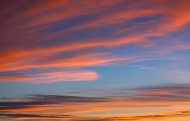 Fototapeta premium 柔らかな雲と鮮やかなオレンジとピンクの夕焼け空