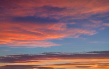 Fototapeta na wymiar 柔らかな雲と鮮やかなオレンジとピンクの夕焼け空