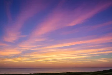 Fotobehang 夕日に染まる空とシルエットの丘と静かな湖、オレンジとピンクの空が広がる風景 © sky studio