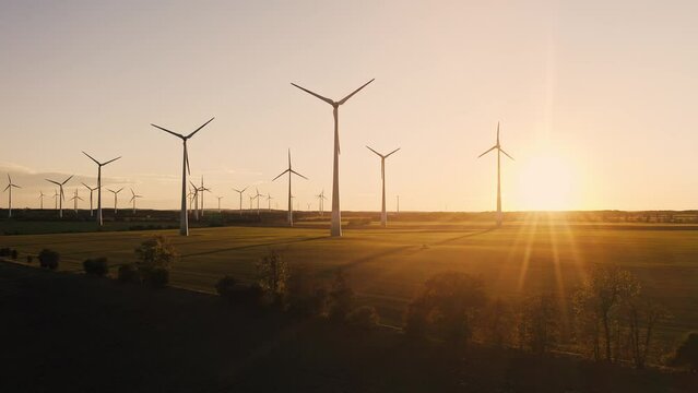 Windturbinen in Feld bei Sonnenuntergang.