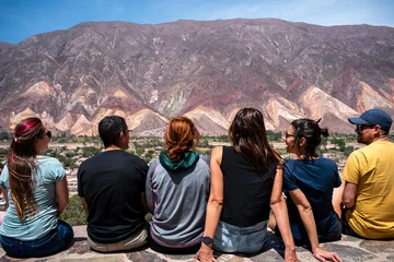 Poster Im Rahmen Amigos sentados en el mirador de Maimará admirando los cerros coloridos © Javier