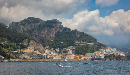 Fototapeta na wymiar Mit dem Boot nach Amalfi