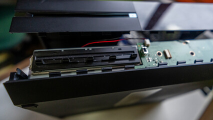 Fototapeta na wymiar Controle de videogame e console em Destaque abertura e manutenção