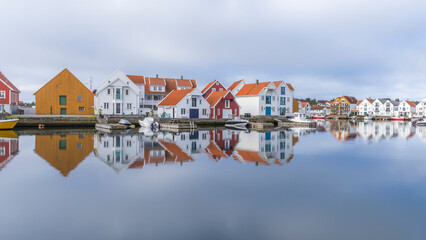 Fototapeta na wymiar Houses and boats are reflected in the water
