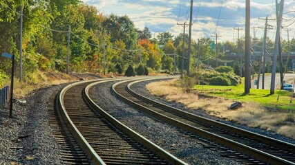 Obraz premium curve in railroad track under bright afternoon sunligh