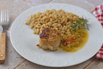 paupiette de viande et pâtes au blé complet en gros plan